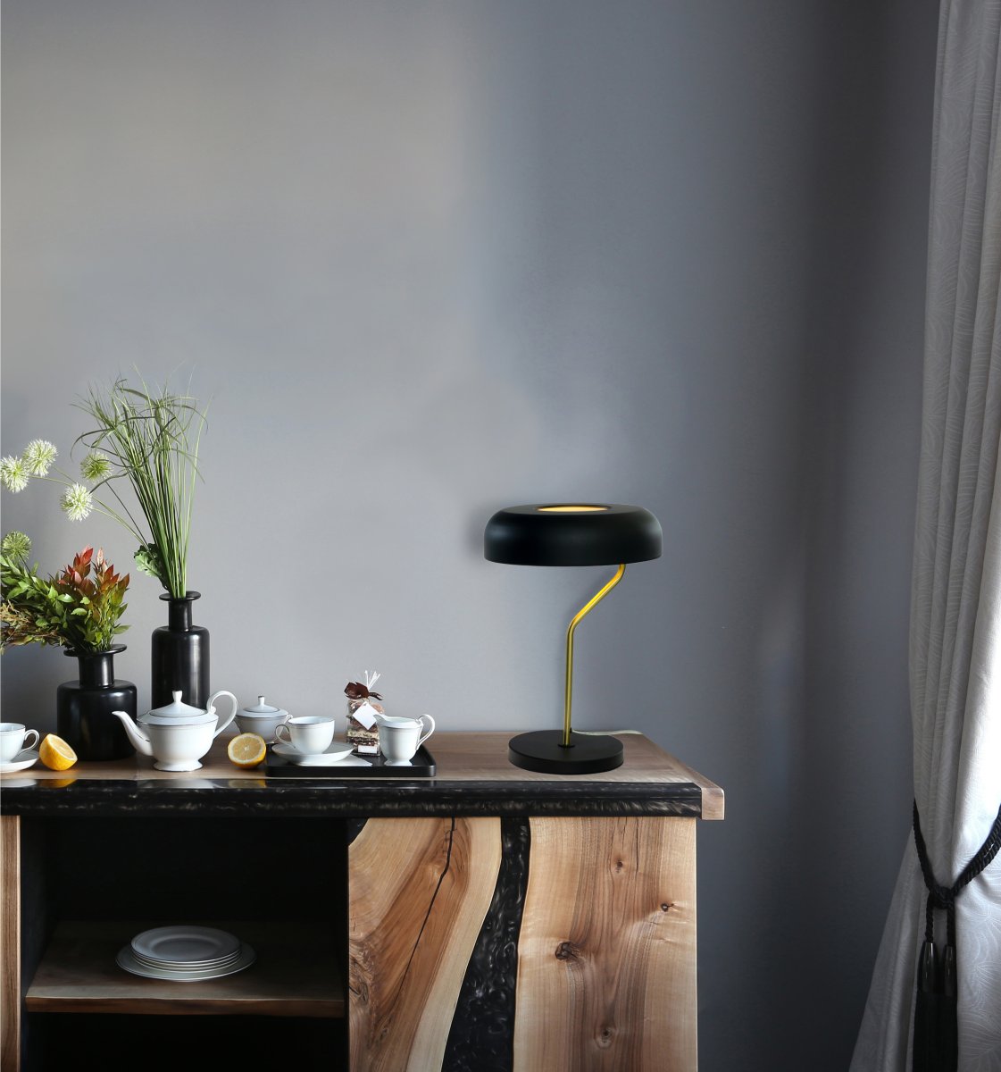 Bremen 44cm Musta/messinki pöytävalaisin valmistajalta Aneta Lighting - Moderni Bremen-pöytävalaisin on valmistettu mustasta metallista ja mattamessingistä, ja siinä on omaperäinen ja innovatiivinen ilme.