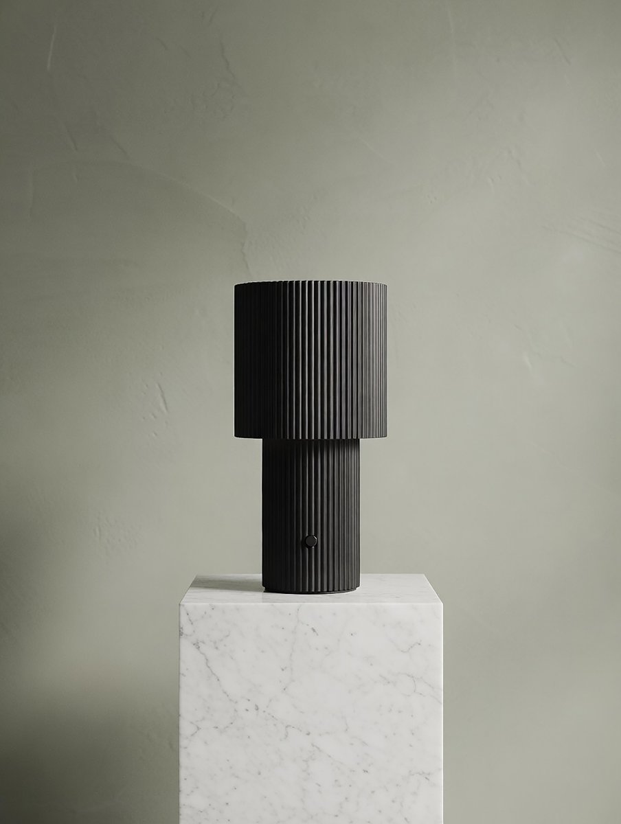 Iluma 22cm Musta Siirrettävä valmistajalta Herstal - Ilumassa on integroitu LED, jonka l&auml;mmin valkoinen valo on 2700K ja valovirta 60 lumenia.