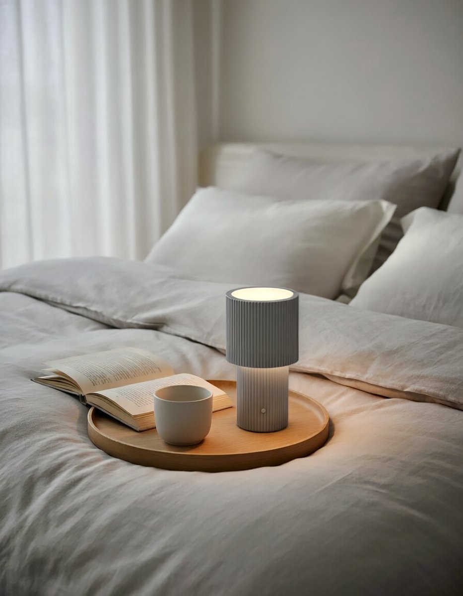 Iluma 22cm Hopea Siirrettävä valmistajalta Herstal - Ilumassa on integroitu LED, jonka lämmin valkoinen valo on 2700K ja valovirta 60 lumenia.