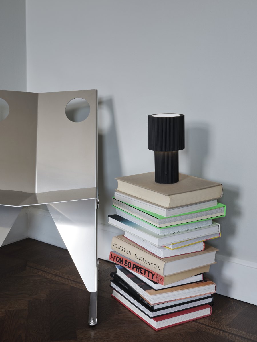 Iluma 22cm Musta Siirrettävä valmistajalta Herstal - Ilumassa on integroitu LED, jonka l&auml;mmin valkoinen valo on 2700K ja valovirta 60 lumenia.