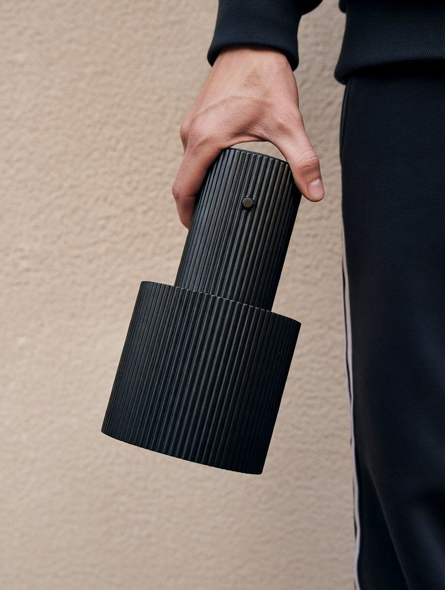 Iluma 22cm Musta Siirrettävä valmistajalta Herstal - Ilumassa on integroitu LED, jonka l&auml;mmin valkoinen valo on 2700K ja valovirta 60 lumenia.