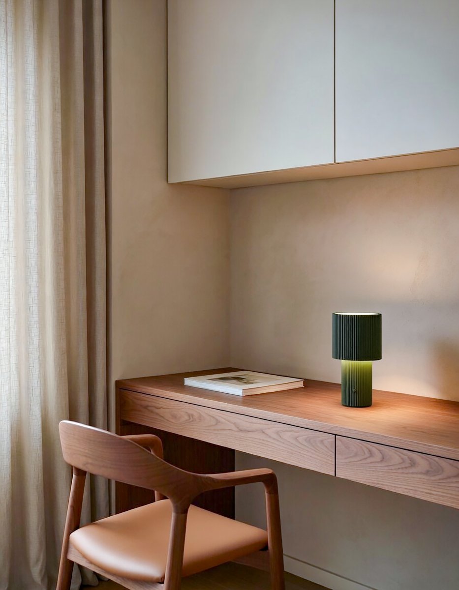 Iluma 22cm Oliivinvihreä Siirrettävä valmistajalta Herstal - Ilumassa on integroitu LED, jonka l&auml;mmin valkoinen valo on 2700K ja valovirta 60 lumenia.