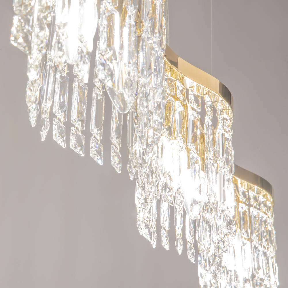 Dune 93cm Kulta kristalli valmistajalta Maytoni - Kimaltelevat prismat vangitsevat valoa ja luovat huoneeseen ylellisen tunnelman.