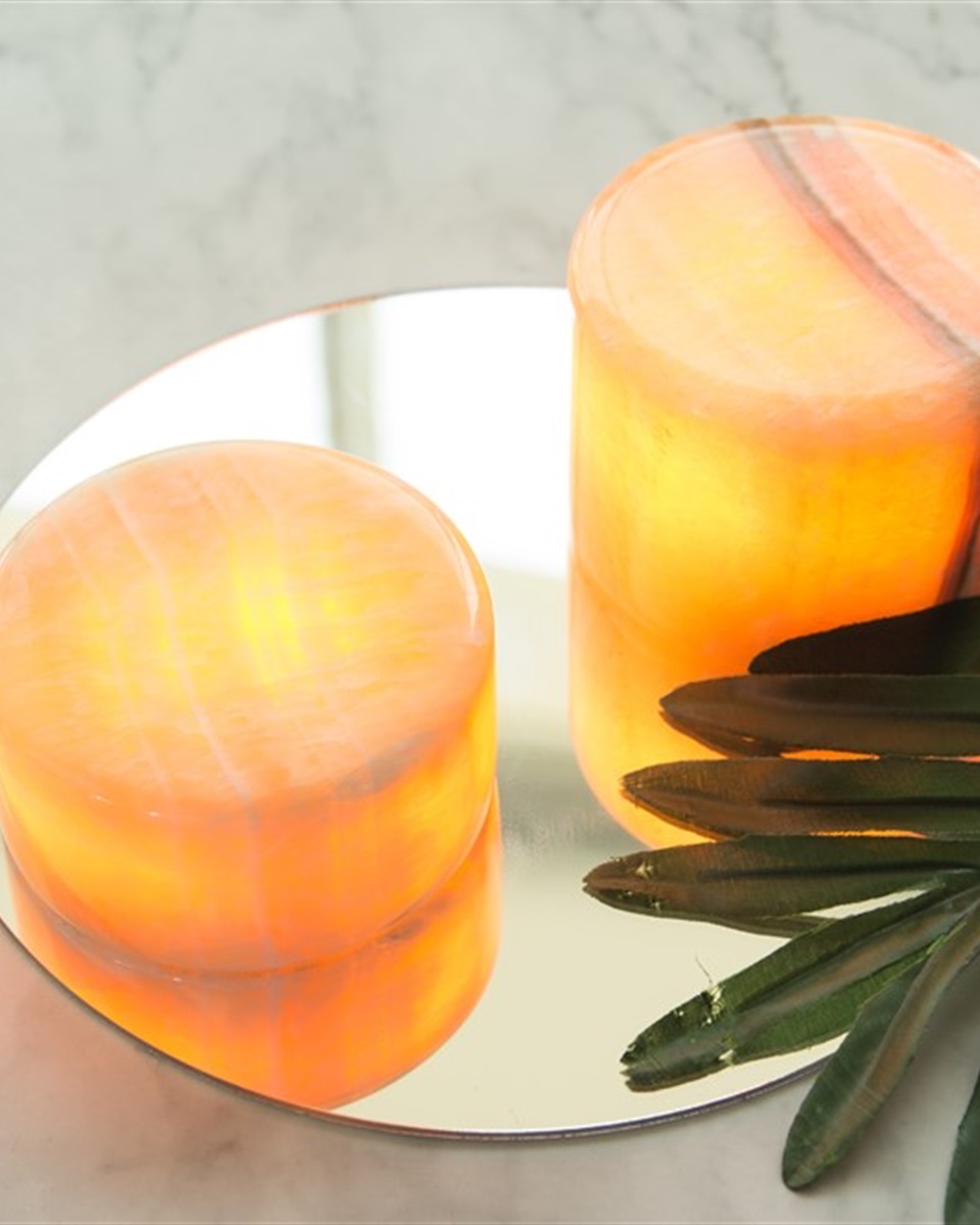 Marble 4cm Beige valmistajalta Unison - P&ouml;yt&auml;valaisin toimii kahdella AA-paristolla ja siin&auml; on ajastintoiminto, jossa on 6 tuntia p&auml;&auml;ll&auml; ja 18 tuntia pois p&auml;&auml;lt&auml;.