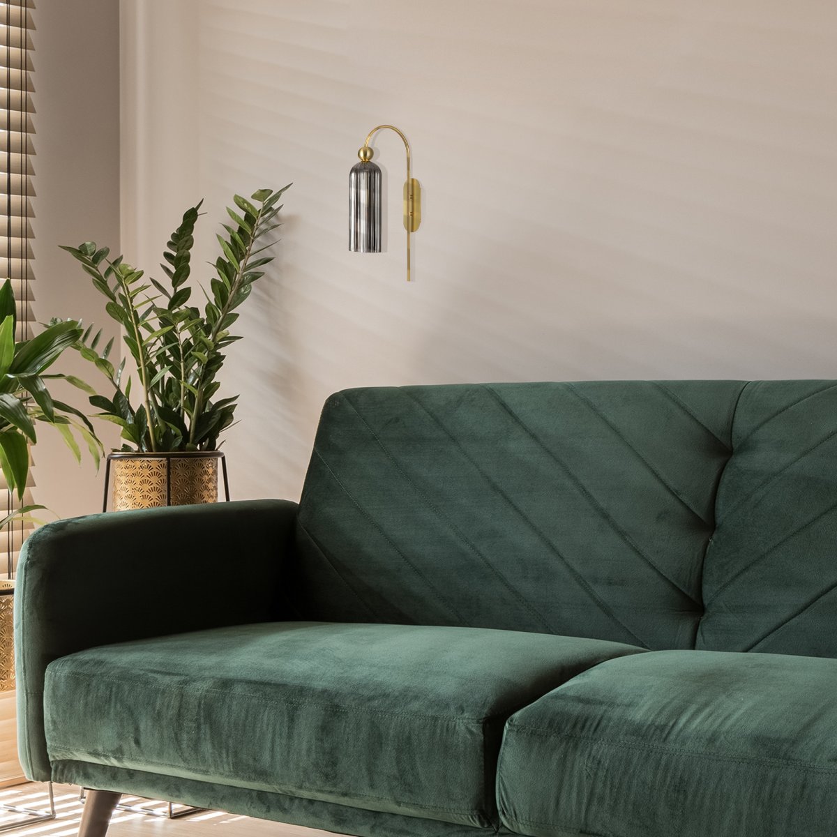 Antic 54cm Savu seinävalaisin valmistajalta Maytoni - Hienostuneen runkomuotonsa ja ainutlaatuisen väriyhdistelmänsä ansiosta se on täydellinen valinta sinulle, joka haluat lisätä kotiisi ajattoman ja elegantin tunnelman.