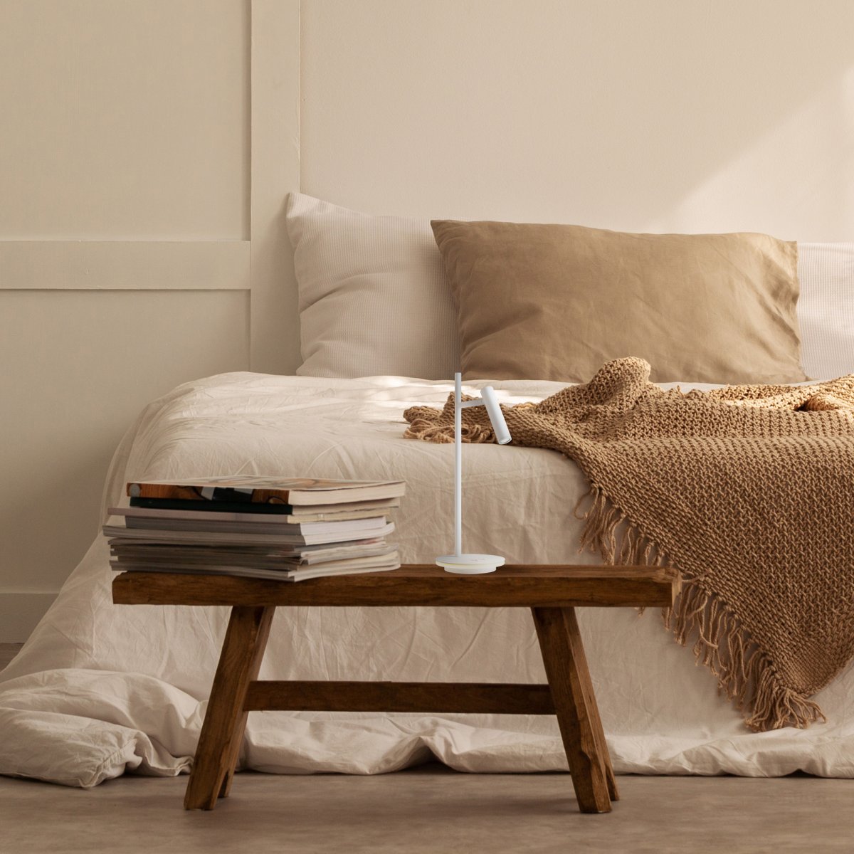 Estudo 45cm Valkoinen työpöytävalaisin valmistajalta Maytoni - Minimalistinen muoto ja tyylikäs jalka integroidulla kevyellä reunalla tekevät Estudosta monipuolisen ja elegantin lisäyksen niin kotiin kuin toimistoon.