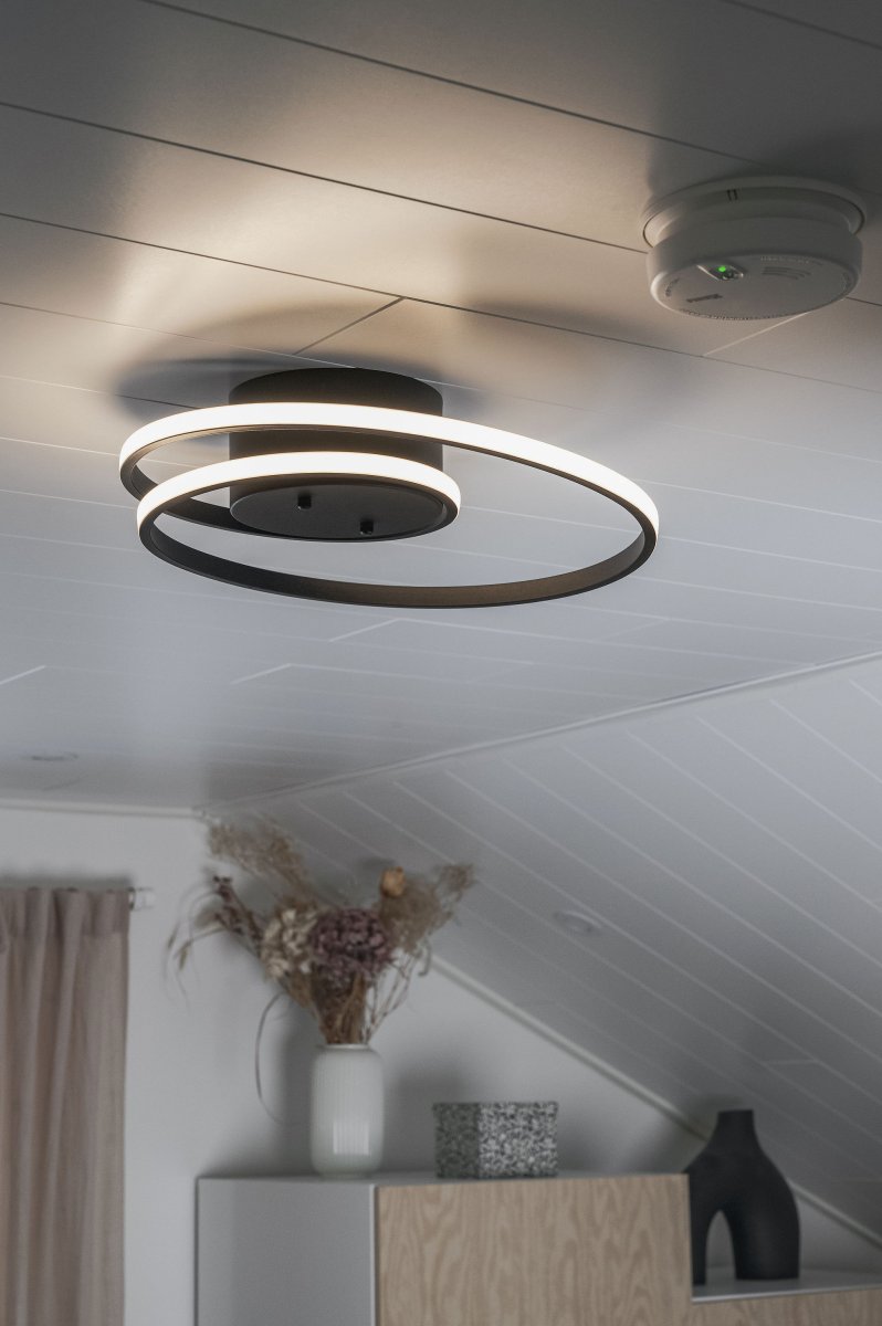 Zibella Ø40 Musta plafondi valmistajalta Trio Lighting - Mattamusta v&auml;riskaala tekee valaisimesta monipuolisen ja helposti yhdistelt&auml;v&auml;n erilaisiin sisustuksiin, mik&auml; antaa hienostuneen ja tyylikk&auml;&auml;n vaikutelman mihin tahansa huoneeseen.