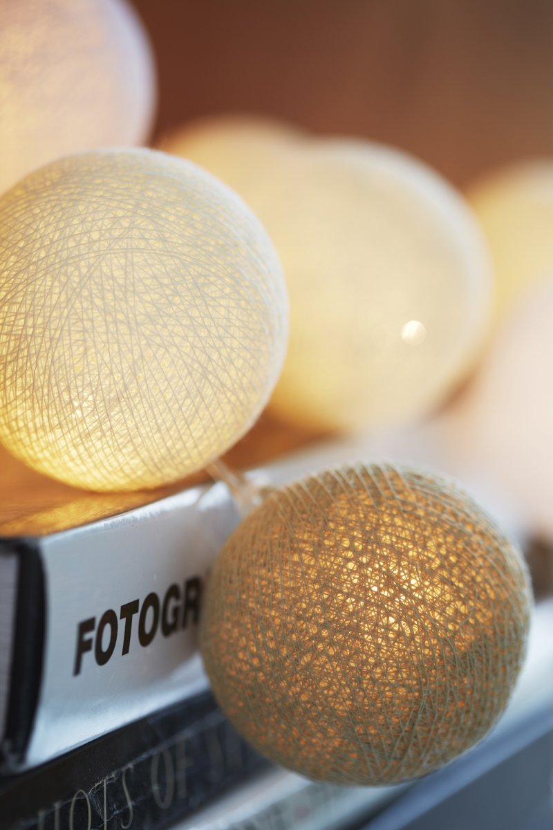 Irislights Creamy White 35-lights Beige valmistajalta Irislights - Sarja on valmistettu muovista ja siin&auml; on k&auml;sintehtyj&auml; puuvilla- ja polyesteripalloja, jotka antavat miellytt&auml;v&auml;n pehme&auml;n valon palaessaan.
