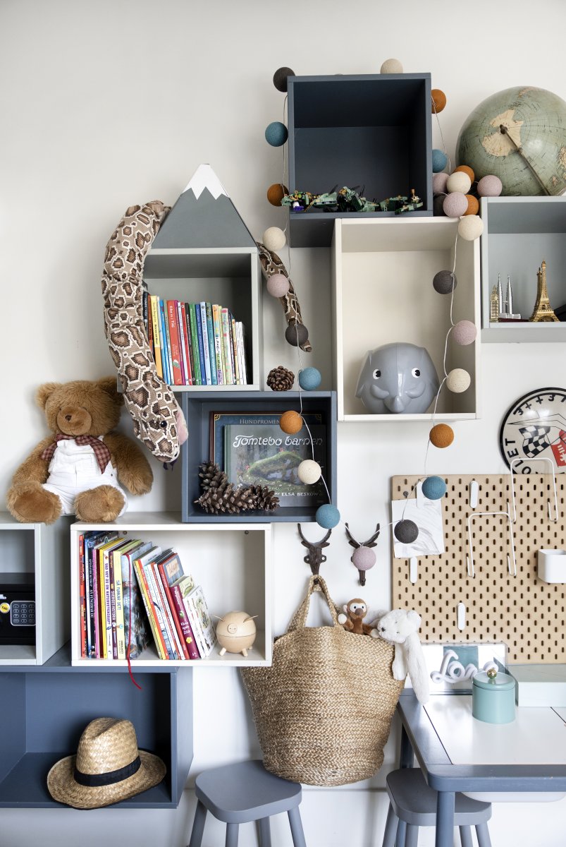 Irislights New Day 35-lights Monivärinen valmistajalta Irislights - Irislights New Day on koristeellinen valosarja, jossa on palloja erilaisissa hillityiss&auml; mutta leikkisiss&auml; s&auml;vyiss&auml;.