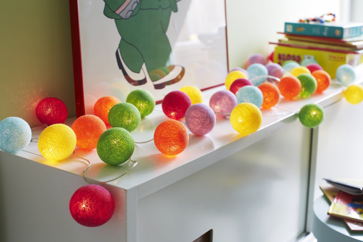 Irislights Tivoli 20-lights Monivärinen valmistajalta Irislights - Valosarjat on valmistettu muovista ja niiss&auml; on k&auml;sintehdyt puuvilla- ja polyesterilangasta valmistetut pallot.