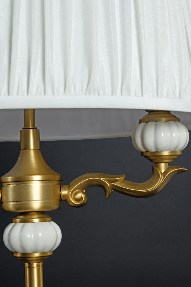 Toulouse 55cm Kulta pöytävalaisin valmistajalta Aneta Lighting - Toulouse-p&ouml;yt&auml;valaisimessa on klassinen ja elegantti ilme koristeellisilla yksityiskohdilla ja kauniilla kultaisella viimeistelyll&auml;.