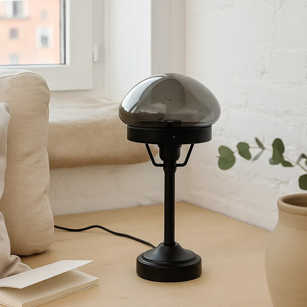 Jas 30cm Musta pöytävalaisin valmistajalta Lampan - Siin&auml; on musta metallinen jalusta ja savulasista valmistettu kupuvarjostin, joka levitt&auml;&auml; pehme&auml;&auml; ja miellytt&auml;v&auml;&auml; valoa.