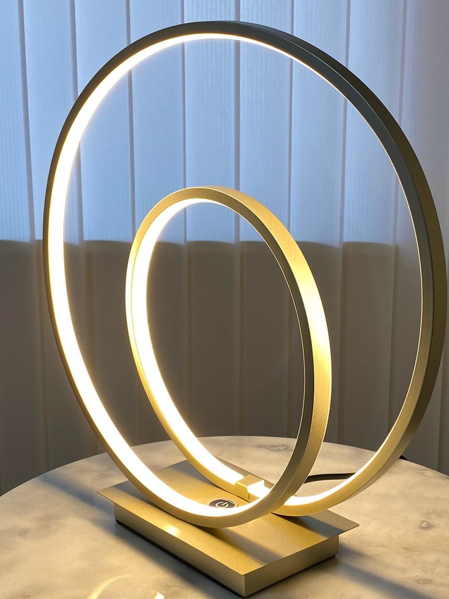 Loop 37cm Samppanja pöytävalaisin valmistajalta Aneta Lighting - Integroitu 14 W LED, joka voidaan himmentää 3-portaisella himmentimellä; lampun kantaa.
