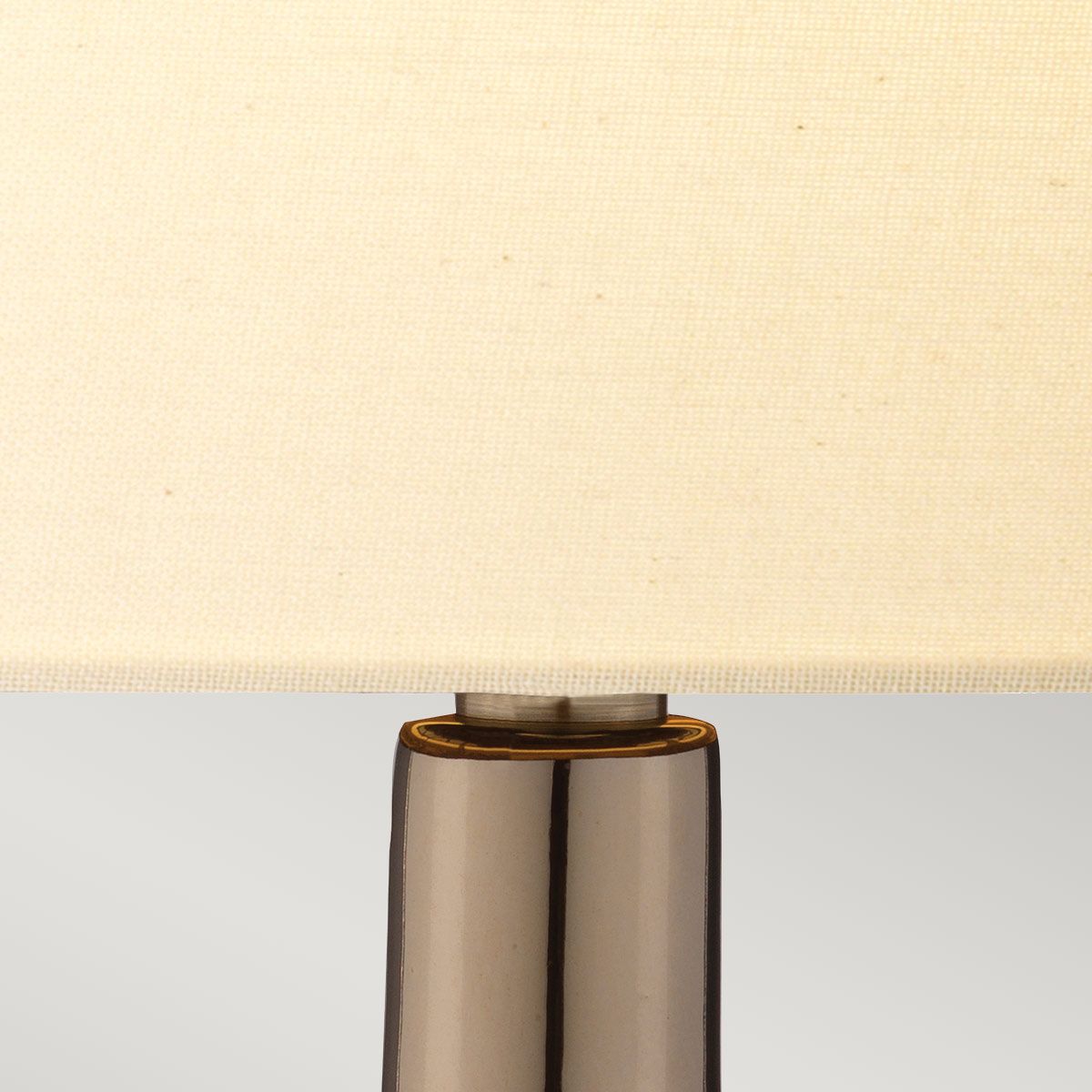 Job 70cm Pronssi/valkoinen pöytävalaisin valmistajalta Elstead Lighting - Levereras med en kr&auml;mf&auml;rgad cylinderformad lampsk&auml;rm i silkeliknande textil.