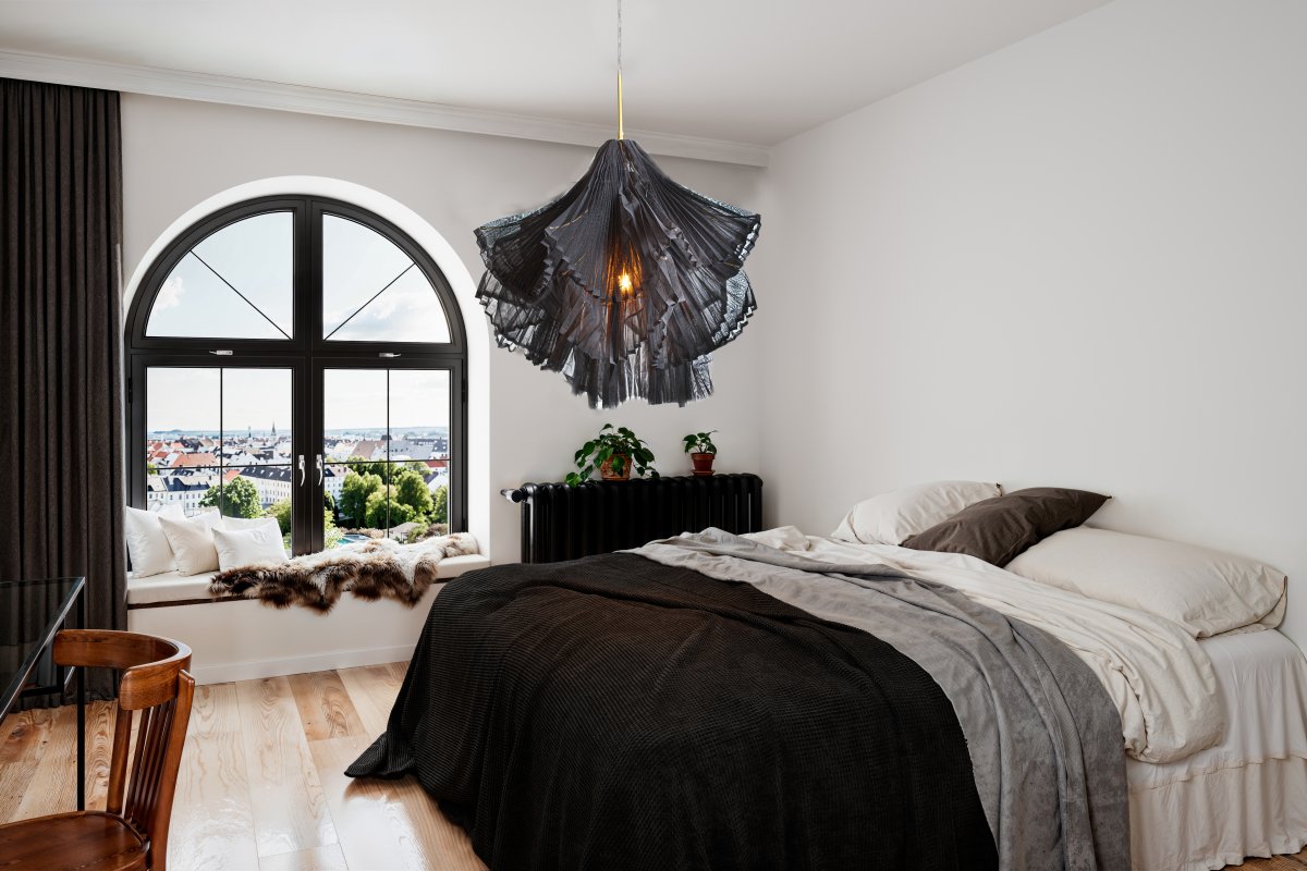 Juliette Ø75 Musta kattovalaisin valmistajalta By Rydéns - Ainutlaatuisen muotonsa ja eleganttien yksityiskohtiensa ansiosta Juliette on erinomainen valinta niille, jotka haluavat kattovalaisimen, joka on sek&auml; kaunis ett&auml; antaa huoneeseen oikeanlaisen tunnelman.