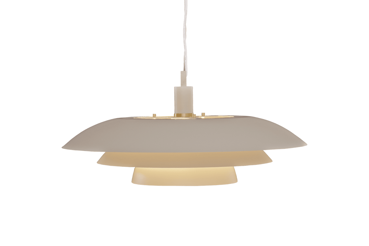 Epsilon Ø56 Beige kattovalaisin valmistajalta Aneta Lighting - Siin&auml; on kolmiosainen metallinen varjostin, joka jakaa valon kauniisti ja est&auml;&auml; h&auml;ik&auml;isy&auml;.