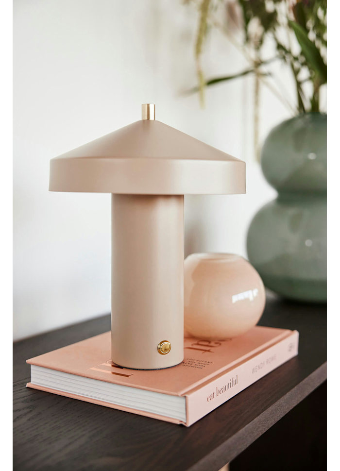 Hatto 25cm Beige Siirrettävä valmistajalta OYOY - Kolmen tason himmennystoiminnon ja energiatehokkaan LED-valon ansiosta se tarjoaa s&auml;&auml;dett&auml;v&auml;&auml; ja miellytt&auml;v&auml;&auml; valoa erilaisiin tarpeisiin.