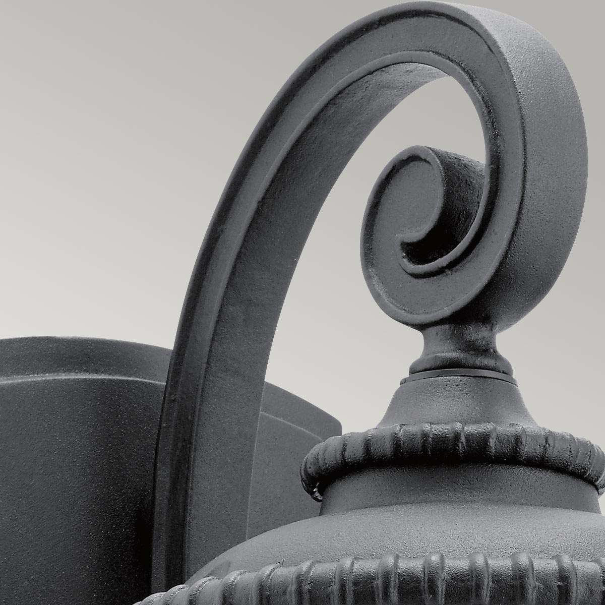 Admirals Cove Musta ulkovalo valmistajalta Elstead Lighting - Se on valmistettu komposiittimateriaalista, joka on säänkestävä ja kestää haastavia ulkoilmaelementtejä, kuten suolavettä ja UV-säteilyä.