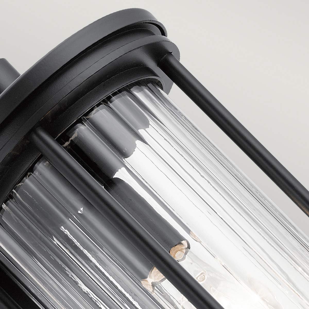 Barras Musta ulkovalo valmistajalta Elstead Lighting - Barran seinävalaisimessa on klassinen muotoilu, musta viimeistely ja kirkas uurrettu lasi, joka on saanut inspiraationsa varhaisesta sähköajasta.