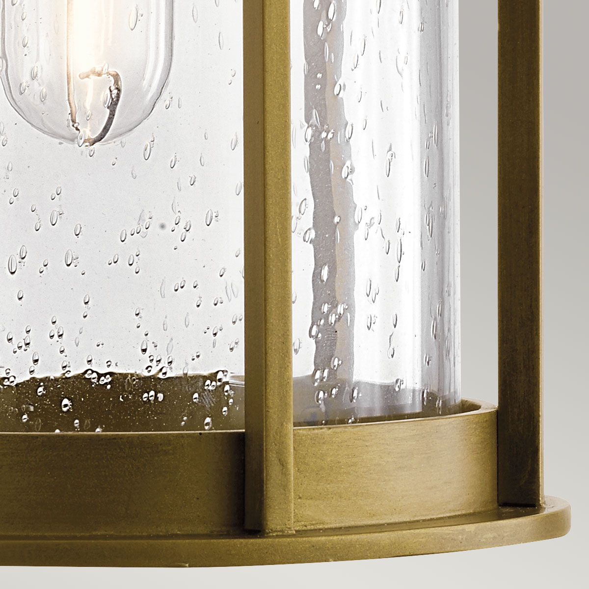 Camillo 37cm Messinki ulkovalo valmistajalta Elstead Lighting - Med sin robusta metallkonstruktion och klarglas med bubbeleffekt skapar den en vacker ljusspridning som f&ouml;rh&ouml;jer fasader, entr&eacute;er och uteplatser.