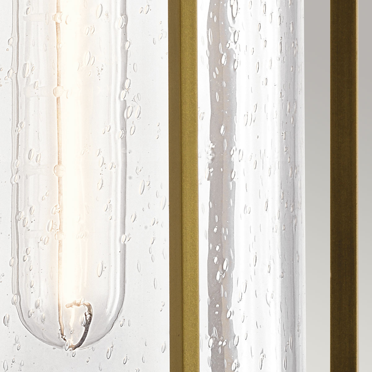 Camillo 37cm Messinki ulkovalo valmistajalta Elstead Lighting - Med sin robusta metallkonstruktion och klarglas med bubbeleffekt skapar den en vacker ljusspridning som f&ouml;rh&ouml;jer fasader, entr&eacute;er och uteplatser.