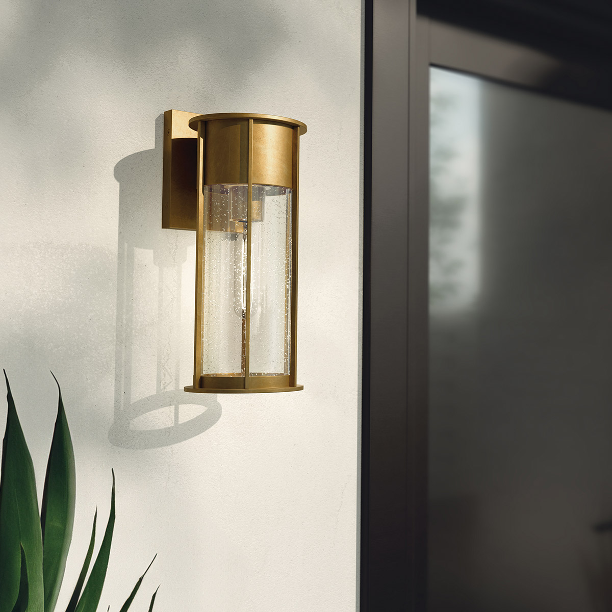 Camillo 37cm Messinki ulkovalo valmistajalta Elstead Lighting - Med sin robusta metallkonstruktion och klarglas med bubbeleffekt skapar den en vacker ljusspridning som f&ouml;rh&ouml;jer fasader, entr&eacute;er och uteplatser.