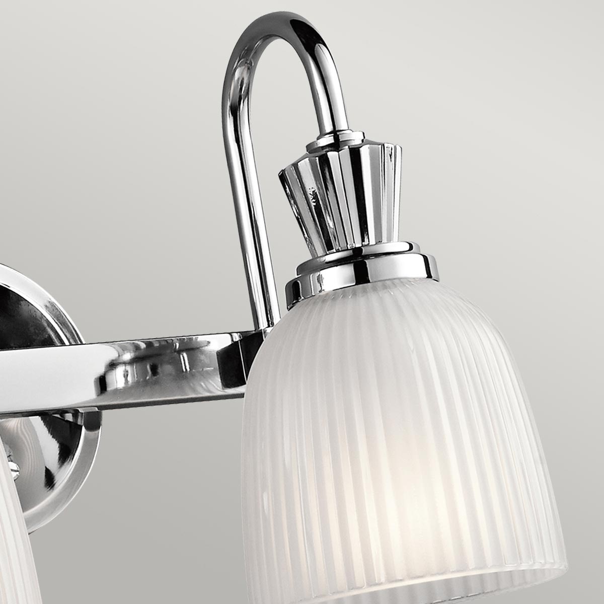 Cora 40cm Kiillotettu kromi kylpyhuoneen valaisin valmistajalta Elstead Lighting - Tässä mallistossa käytetään LED-valoja, ja siinä on tyylikkäät muodot ja selkeät linjat, jotka antavat sen ulkonäköön modernin vaikutuksen.
