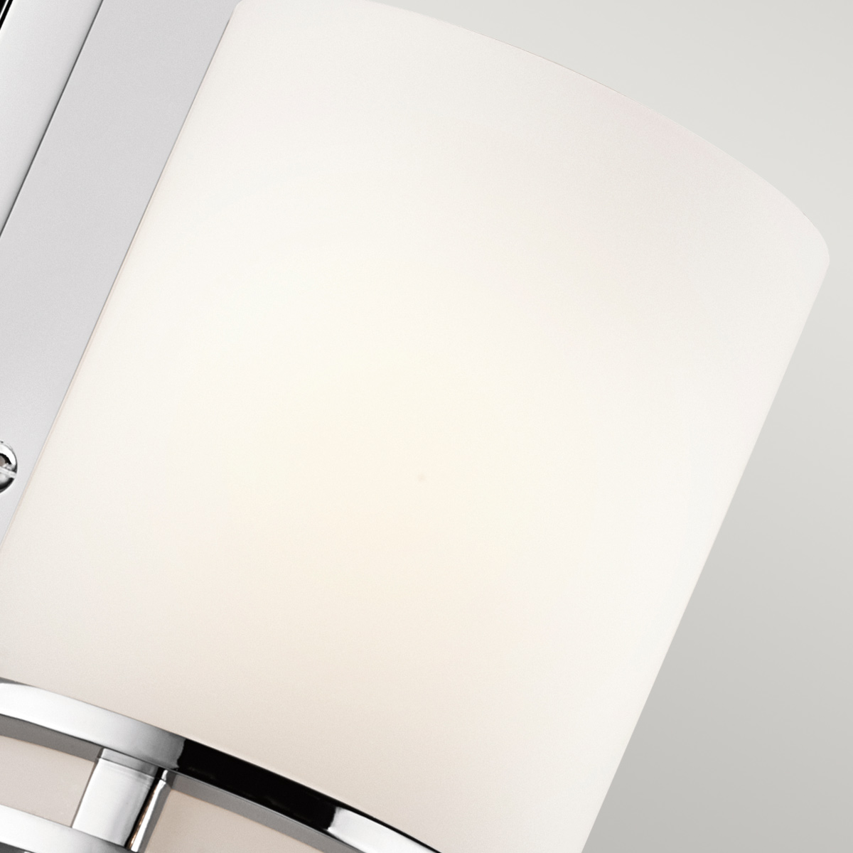 Hendrik 30cm Kiillotettu kromi kylpyhuoneen valaisin valmistajalta Elstead Lighting - Kiillotettu kromiviimeistely ja tyylikäs opaalilasikupu luovat tyylikkään ja hienostuneen vaikutelman.