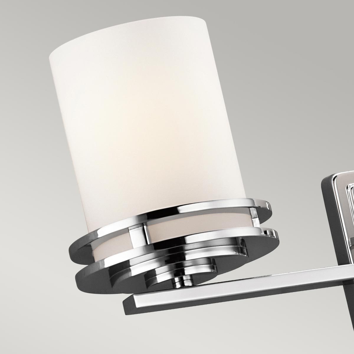 Hendrik 60cm Kiillotettu kromi kylpyhuoneen valaisin valmistajalta Elstead Lighting - Kiillotettu kromiviimeistelyns&auml; ja elegantit opaalilasikuvut luovat tyylikk&auml;&auml;n ja hienostuneen vaikutelman.