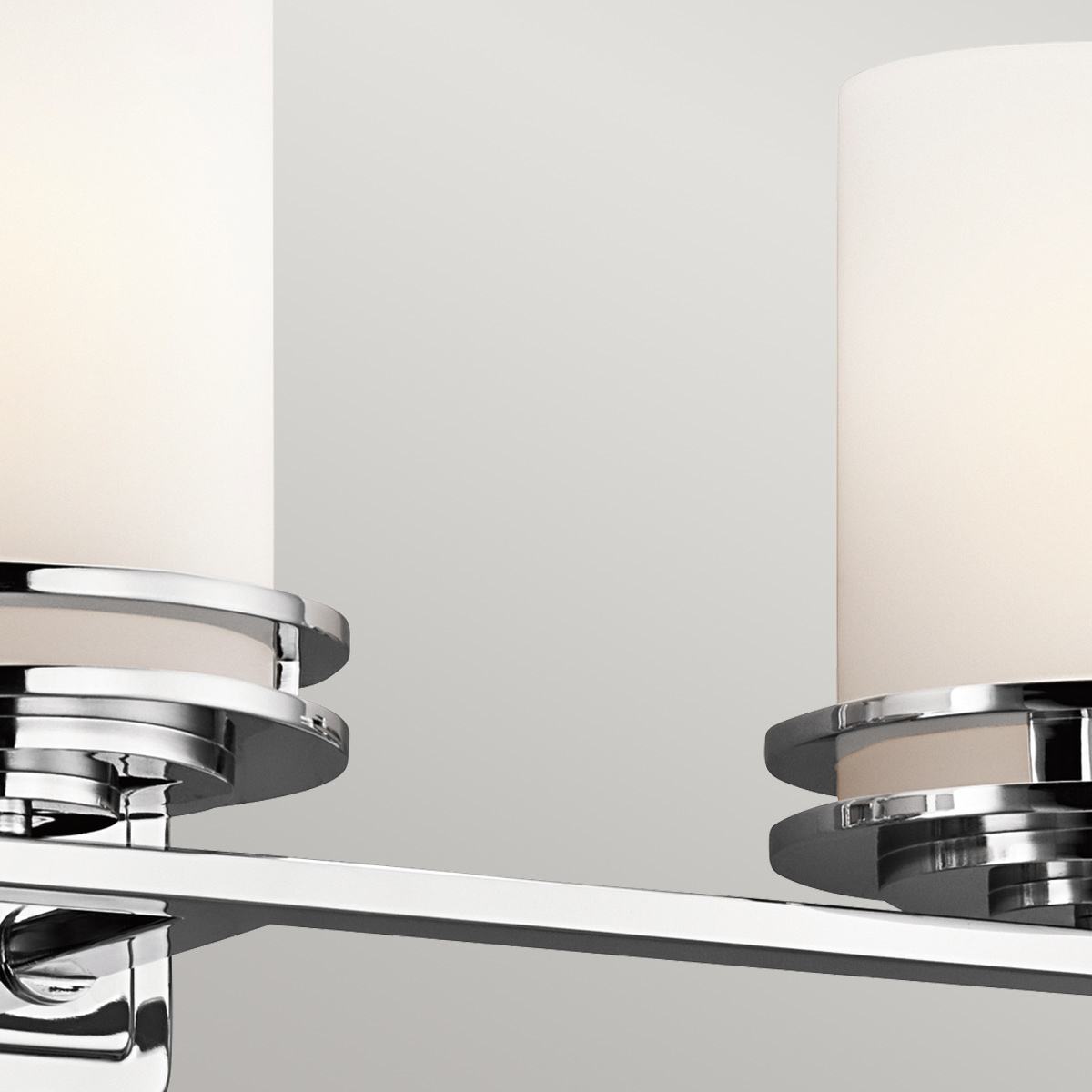 Hendrik 60cm Kiillotettu kromi kylpyhuoneen valaisin valmistajalta Elstead Lighting - Kiillotettu kromiviimeistelyns&auml; ja elegantit opaalilasikuvut luovat tyylikk&auml;&auml;n ja hienostuneen vaikutelman.