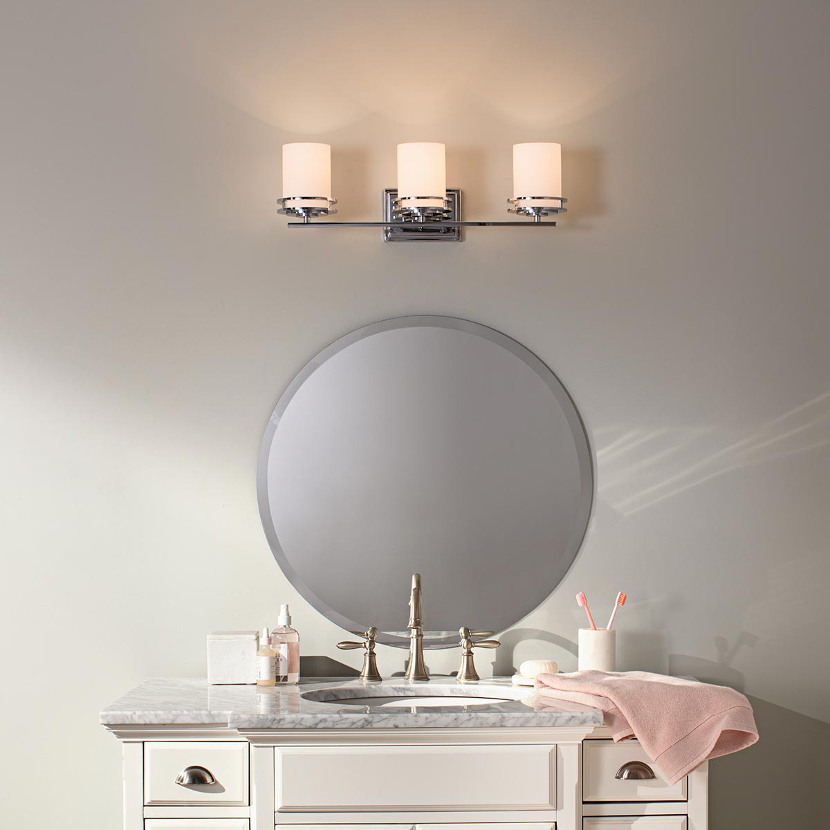 Hendrik 60cm Kiillotettu kromi kylpyhuoneen valaisin valmistajalta Elstead Lighting - Kiillotettu kromiviimeistelyns&auml; ja elegantit opaalilasikuvut luovat tyylikk&auml;&auml;n ja hienostuneen vaikutelman.