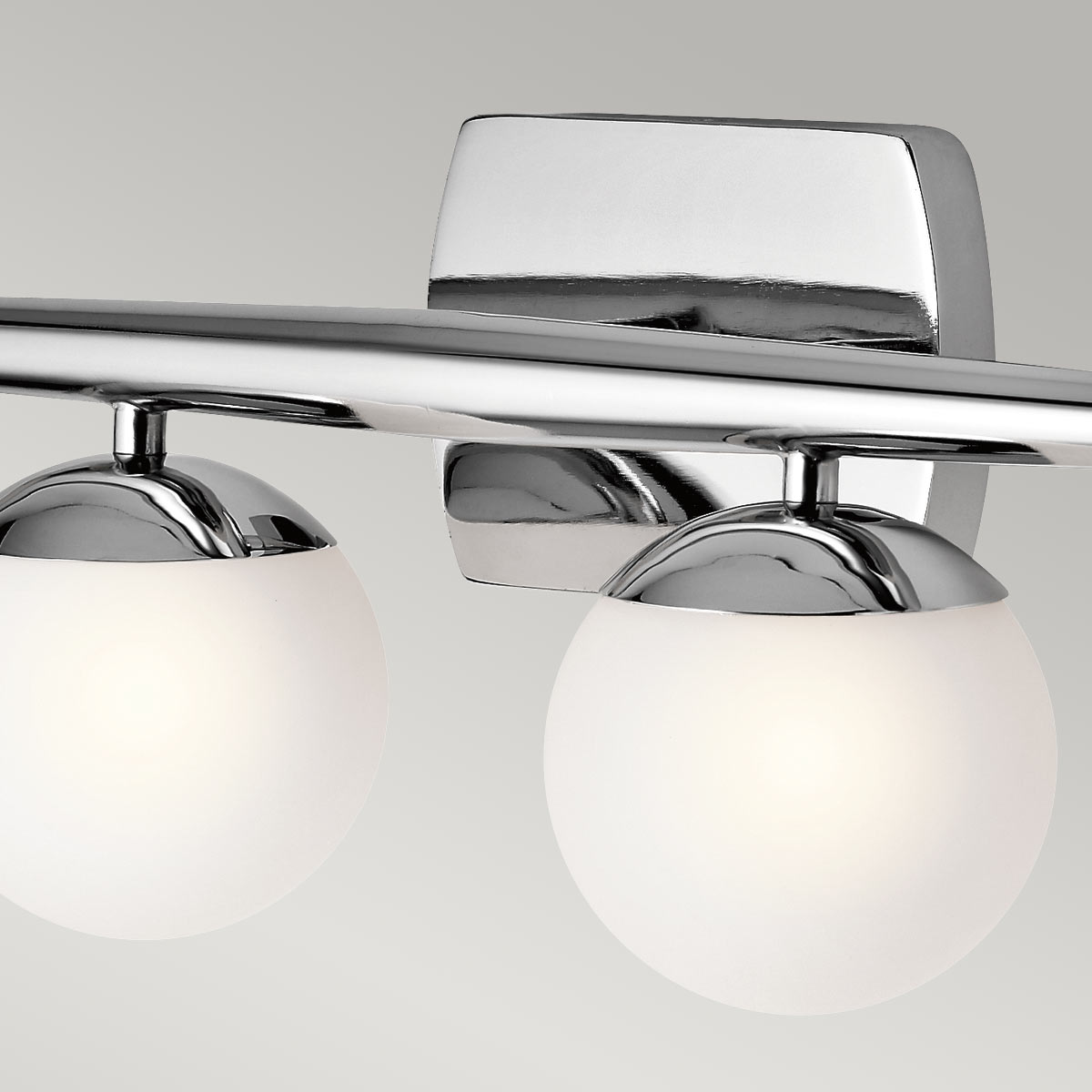 Jasper 82cm Kiillotettu kromi kylpyhuoneen valaisin valmistajalta Elstead Lighting - Jasper-sein&auml;valaisin ilment&auml;&auml; 50-luvun modernismia, ja sen elegantti, kartiomainen sauva ja opaalipallot lep&auml;&auml;v&auml;t kiillotettuja kromiyksityiskohtia vasten.