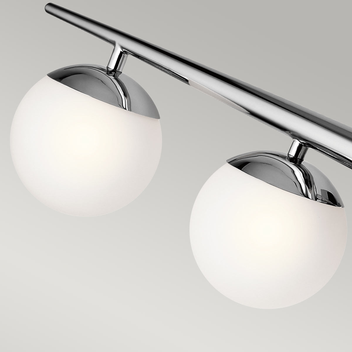 Jasper 82cm Kiillotettu kromi kylpyhuoneen valaisin valmistajalta Elstead Lighting - Jasper-sein&auml;valaisin ilment&auml;&auml; 50-luvun modernismia, ja sen elegantti, kartiomainen sauva ja opaalipallot lep&auml;&auml;v&auml;t kiillotettuja kromiyksityiskohtia vasten.