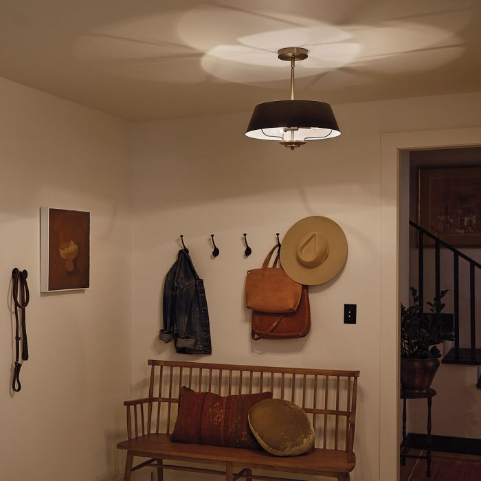 Luella Ø40 Musta kattovalaisin valmistajalta Elstead Lighting - 1900-luvun alun koriste-elementtien inspiroima Luella yhdistää hienostuneen yksinkertaisuuden ajattomaan viehätykseen.