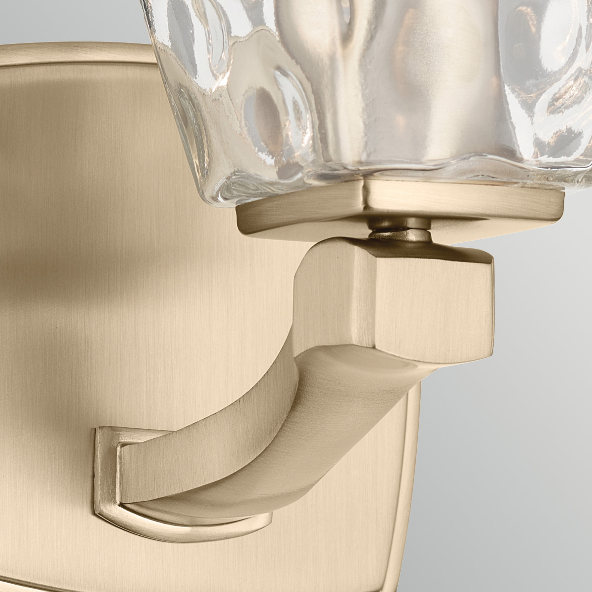 Marant 24cm Pronssi kylpyhuoneen valaisin valmistajalta Elstead Lighting - Valaisin on valmistettu metallista, jossa on samppanjanv&auml;rinen pronssiviimeistely, ja siin&auml; on kest&auml;v&auml;, pehme&auml;sti muotoiltu varsi.
