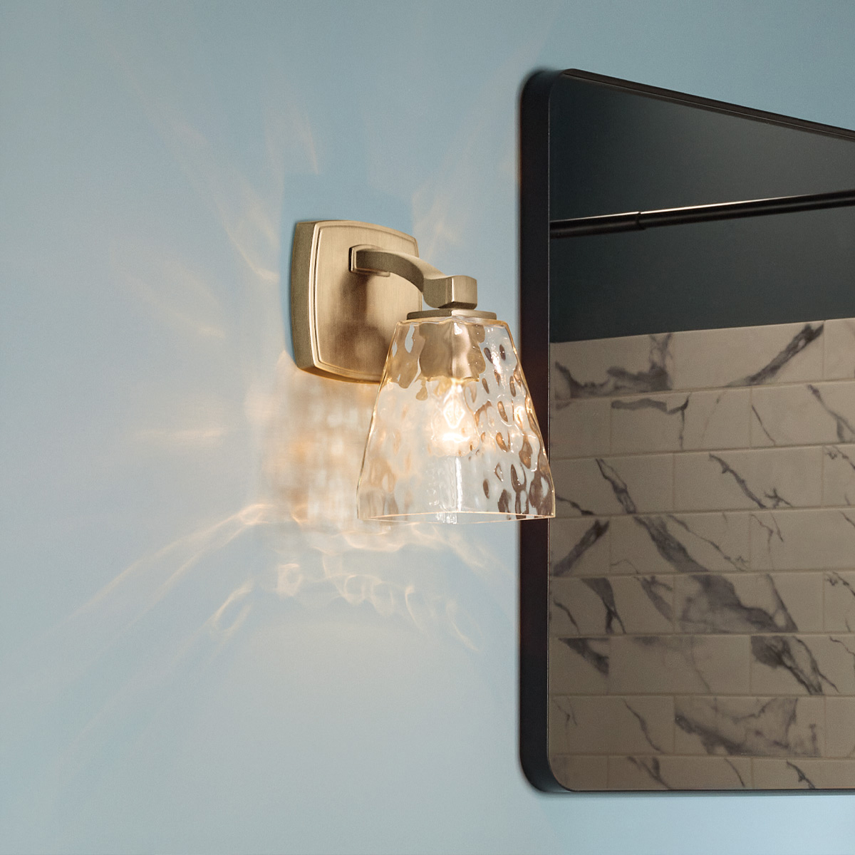 Marant 24cm Pronssi kylpyhuoneen valaisin valmistajalta Elstead Lighting - Valaisin on valmistettu metallista, jossa on samppanjanv&auml;rinen pronssiviimeistely, ja siin&auml; on kest&auml;v&auml;, pehme&auml;sti muotoiltu varsi.