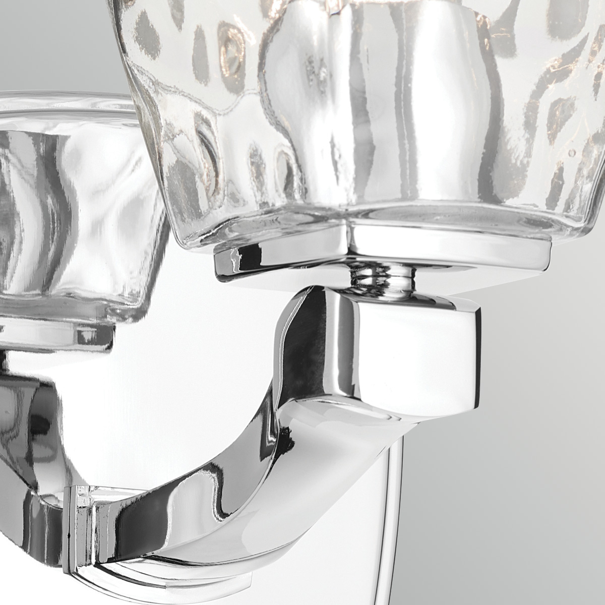 Marant 24cm Kromi kylpyhuoneen valaisin valmistajalta Elstead Lighting - Valaisin on valmistettu metallista, jossa on kiilt&auml;v&auml; kromipinta, ja siin&auml; on kest&auml;v&auml;, pehme&auml;sti muotoiltu varsi.