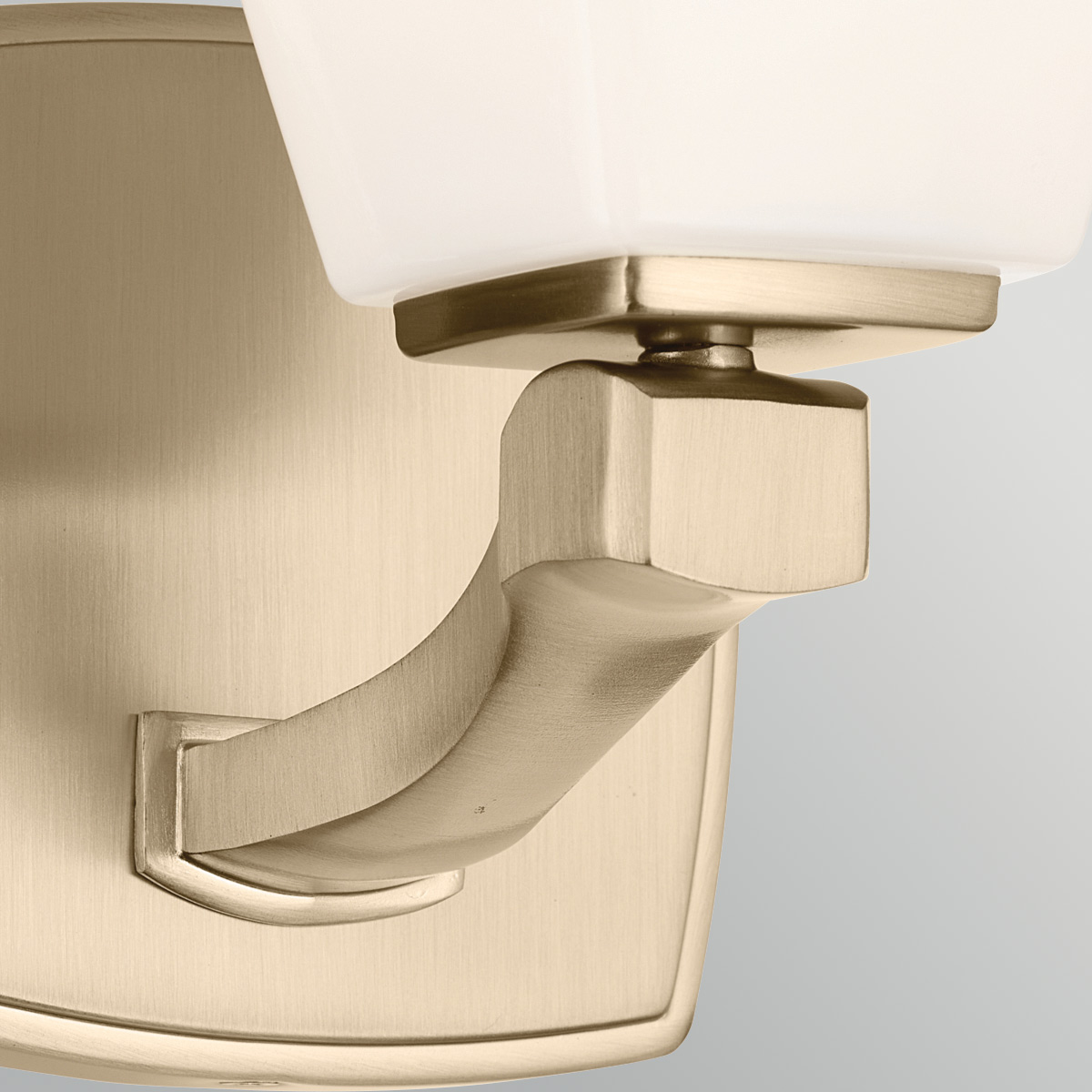 Marant 24cm Pronssi kylpyhuoneen valaisin valmistajalta Elstead Lighting - Valaisin on valmistettu metallista, jossa on samppanjanv&auml;rinen pronssiviimeistely, ja siin&auml; on kest&auml;v&auml;, pehme&auml;sti muotoiltu varsi, joka antaa valaisimelle modernin ilmeen.