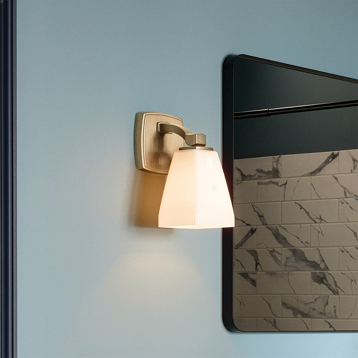 Marant 24cm Pronssi kylpyhuoneen valaisin valmistajalta Elstead Lighting - Valaisin on valmistettu metallista, jossa on samppanjanv&auml;rinen pronssiviimeistely, ja siin&auml; on kest&auml;v&auml;, pehme&auml;sti muotoiltu varsi, joka antaa valaisimelle modernin ilmeen.