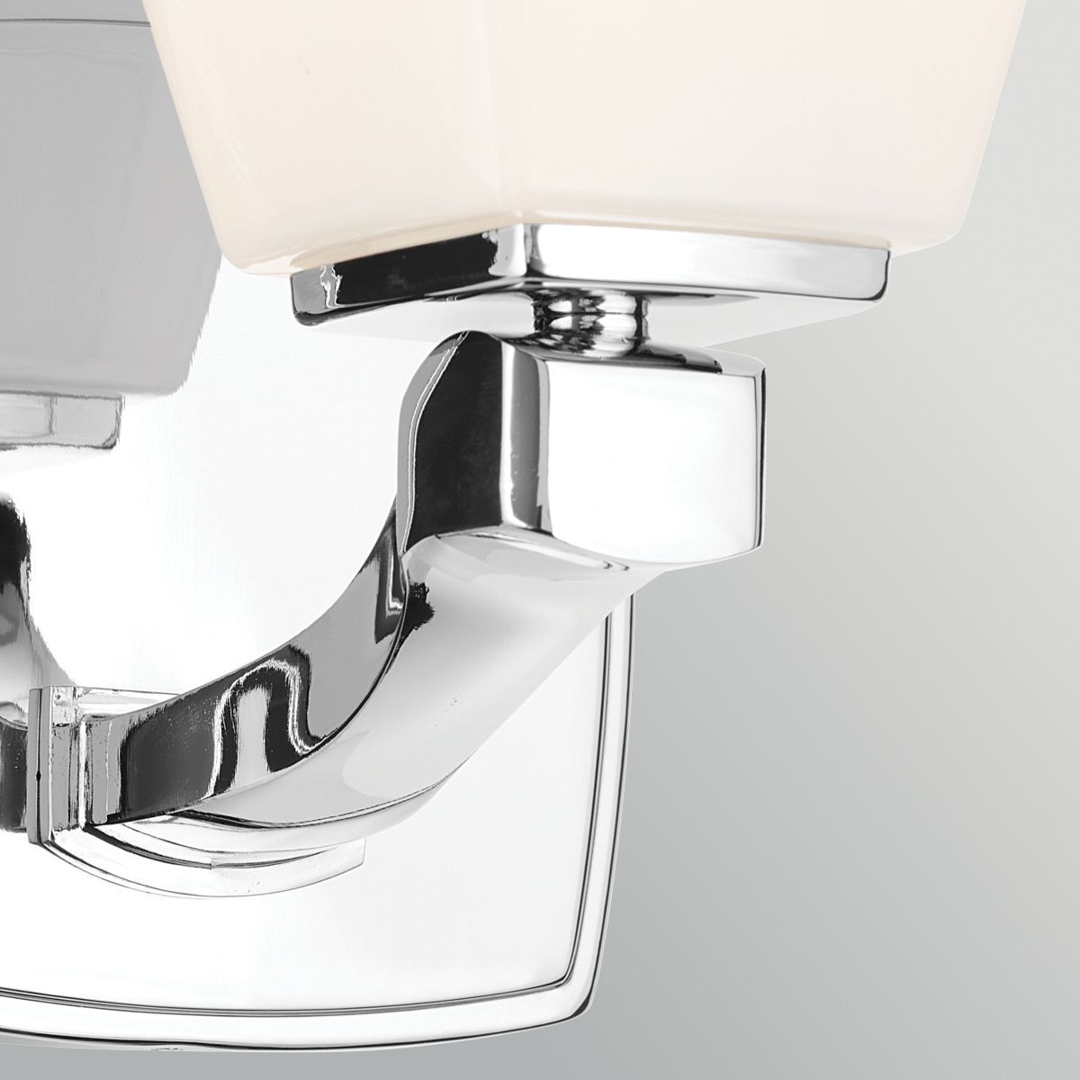 Marant 24cm Kromi kylpyhuoneen valaisin valmistajalta Elstead Lighting - Valaisin on valmistettu metallista, jossa on kiilt&auml;v&auml; kromipinta, ja siin&auml; on kest&auml;v&auml;, pehme&auml;sti muotoiltu varsi, joka antaa lampulle modernin ilmeen.