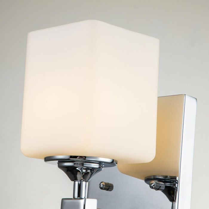 Marette 40cm Kromi kylpyhuoneen valaisin valmistajalta Elstead Lighting - Marette-seinävalaisimessa on tyylikäs kierretty varsi kiillotettua kromia ja varjostin satiinista etsattua opaalilasia.