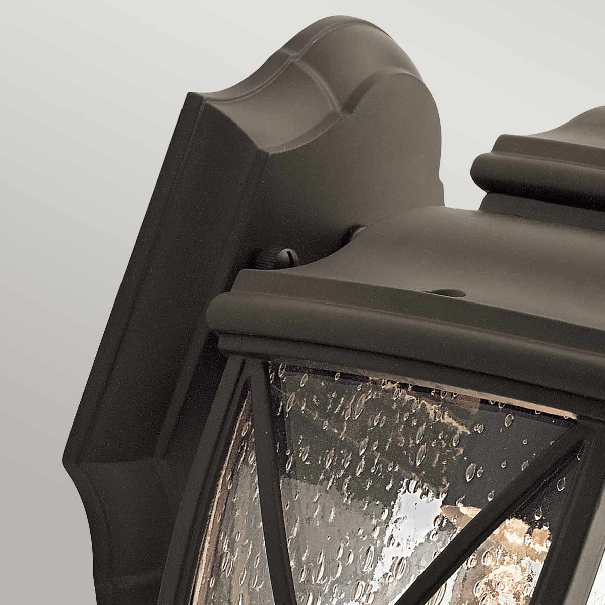 Tangier Antiikki pronssi ulkovalo valmistajalta Elstead Lighting - Lamppu on IP44-luokiteltu, mikä tekee siitä kestävän ja säänkestävän.
