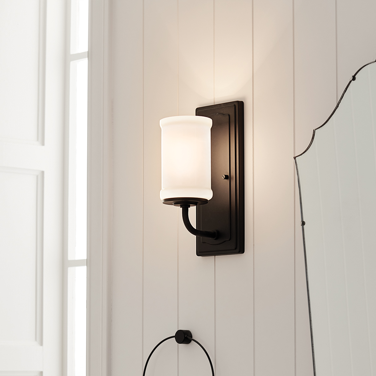 Vetivene 30cm Musta kylpyhuoneen valaisin valmistajalta Elstead Lighting - Ter&auml;srunko ja strukturoitu musta pinta luovat ainutlaatuisen ilmeen, kun taas sylinterim&auml;inen opaalilasi levitt&auml;&auml; pehme&auml;&auml; ja miellytt&auml;v&auml;&auml; valoa.