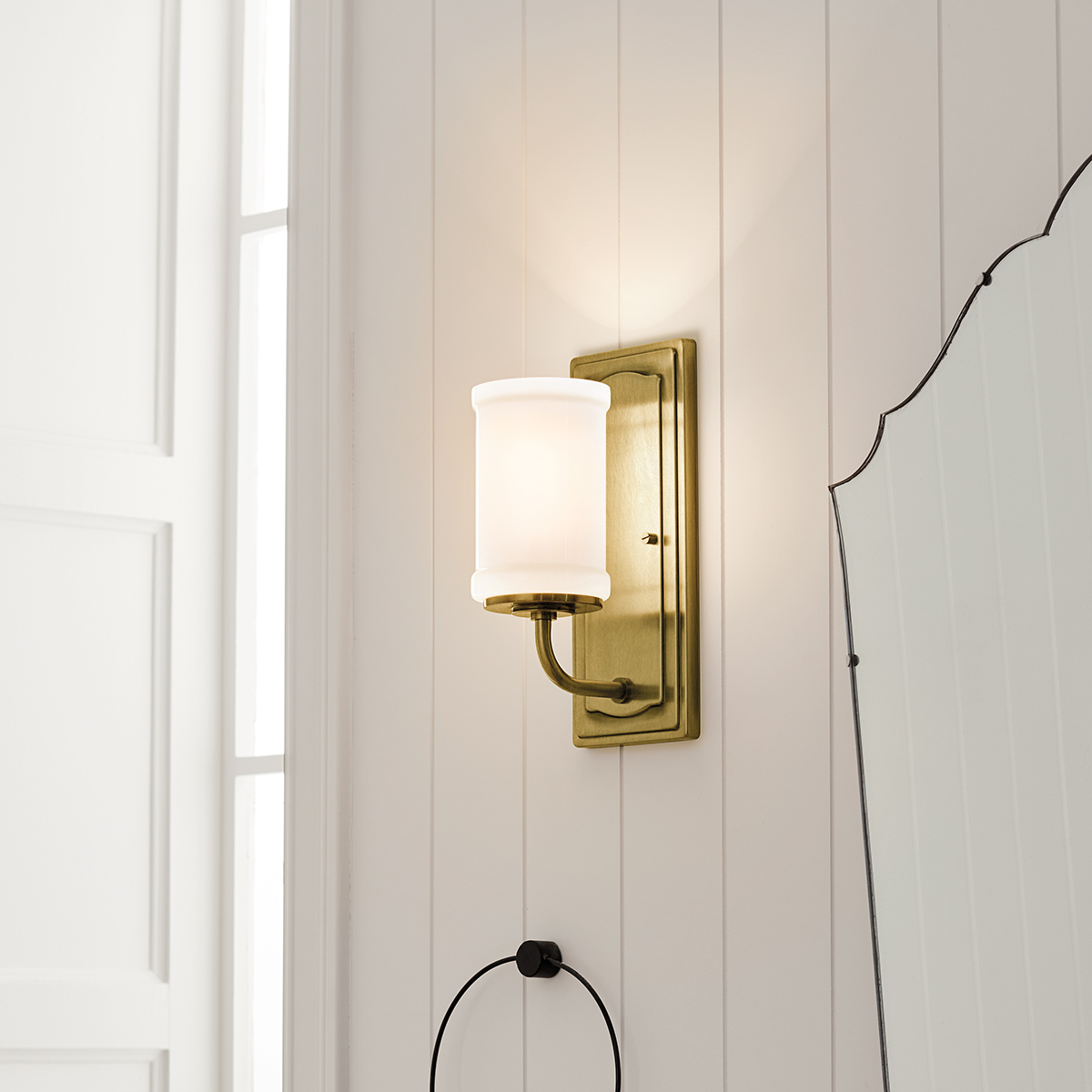 Vetivene 30cm Messinki kylpyhuoneen valaisin valmistajalta Elstead Lighting - Messingill&auml; viimeistelty ter&auml;srunko luo ainutlaatuisen ilmeen, ja sylinterim&auml;inen opaalilasi levitt&auml;&auml; pehme&auml;&auml; ja miellytt&auml;v&auml;&auml; valoa.