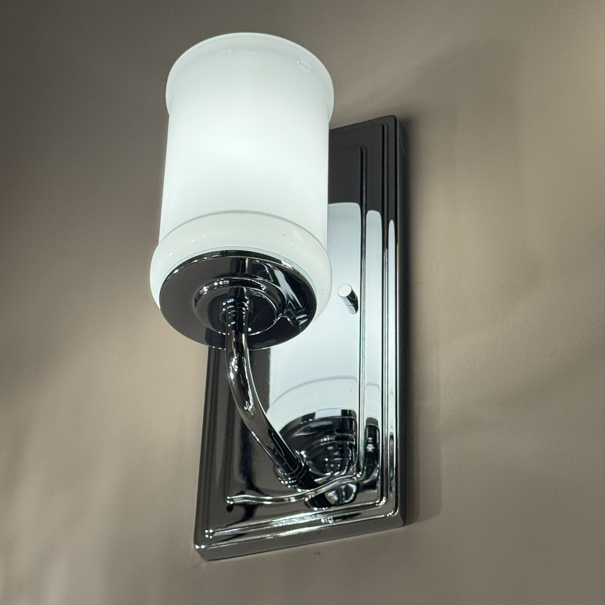 Vetivene 30cm Kromi kylpyhuoneen valaisin valmistajalta Elstead Lighting - Valaisin on IP44-luokiteltu ja soveltuu k&auml;ytett&auml;v&auml;ksi kylpyhuoneessa.