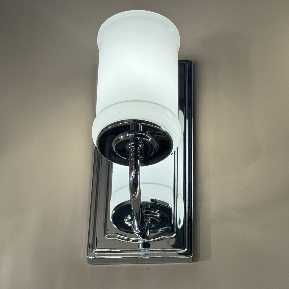 Vetivene 30cm Kromi kylpyhuoneen valaisin valmistajalta Elstead Lighting - Valaisin on IP44-luokiteltu ja soveltuu k&auml;ytett&auml;v&auml;ksi kylpyhuoneessa.