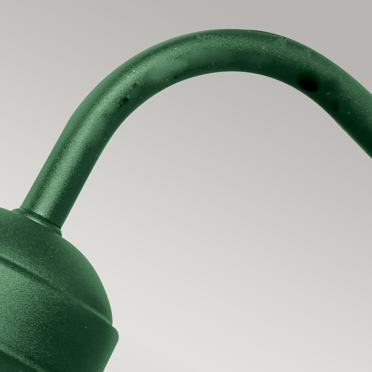 Klampenborg Ø28 Vihreä ulkovalo valmistajalta Elstead Lighting - Lamppu on IP44-luokiteltu ja sillä on vaikuttava 15 vuoden takuu, joten se on sekä käytännöllinen että pitkäikäinen.