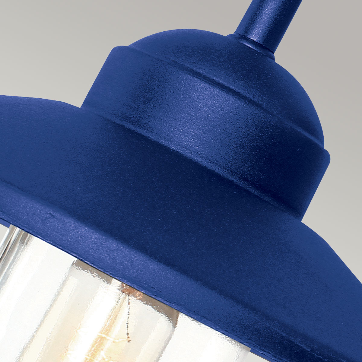 Klampenborg Ø28 Tummansininen ulkovalo valmistajalta Elstead Lighting - Tillverkad av rostfritt st&aring;l i marinbl&aring; finish och glas, erbjuder den en robust konstruktion som st&aring;r emot v&auml;der och vind.