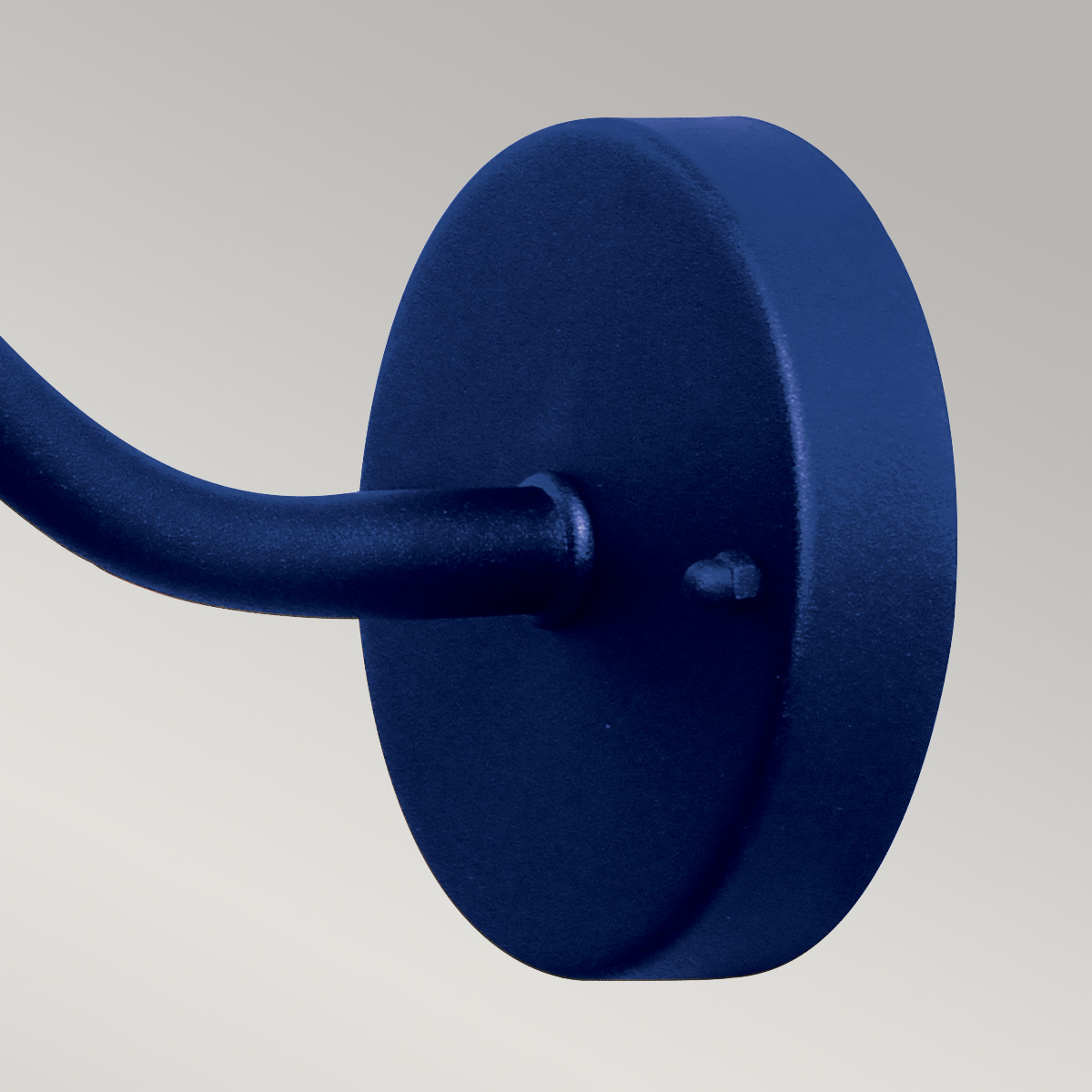 Klampenborg Ø28 Tummansininen ulkovalo valmistajalta Elstead Lighting - Tillverkad av rostfritt st&aring;l i marinbl&aring; finish och glas, erbjuder den en robust konstruktion som st&aring;r emot v&auml;der och vind.