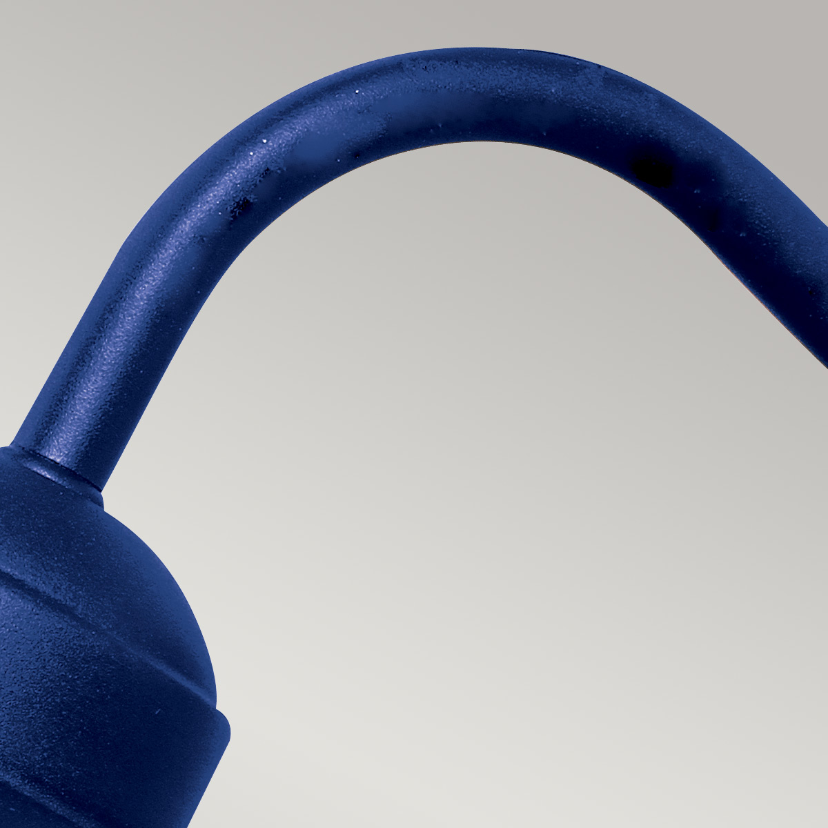 Klampenborg Ø28 Tummansininen ulkovalo valmistajalta Elstead Lighting - Tillverkad av rostfritt st&aring;l i marinbl&aring; finish och glas, erbjuder den en robust konstruktion som st&aring;r emot v&auml;der och vind.